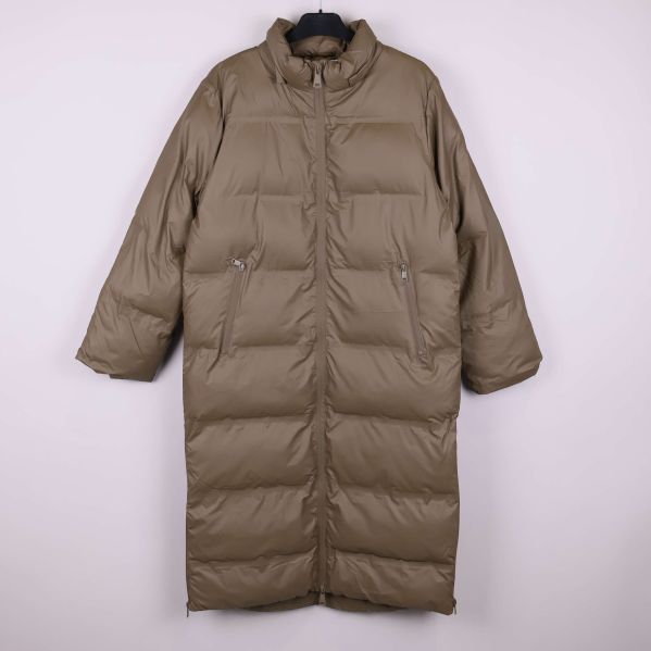 Lång vadderad jacka med hög krage