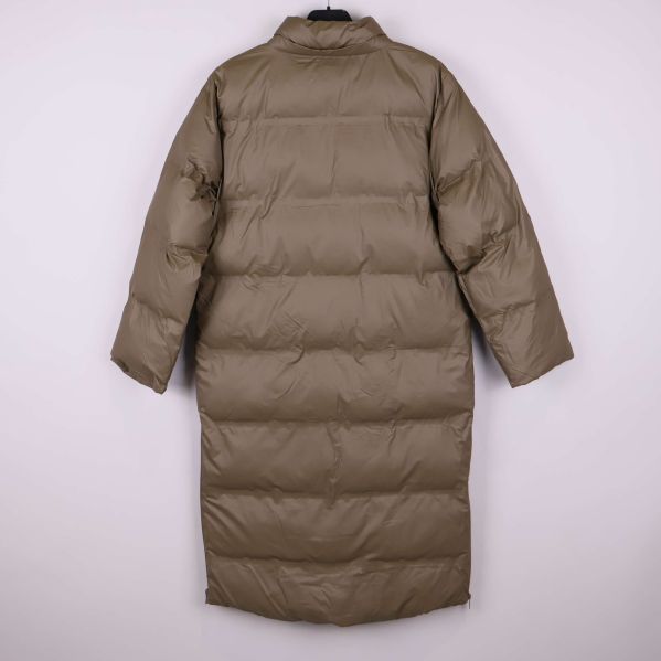 Ryggsida på quiltad pufferjacka