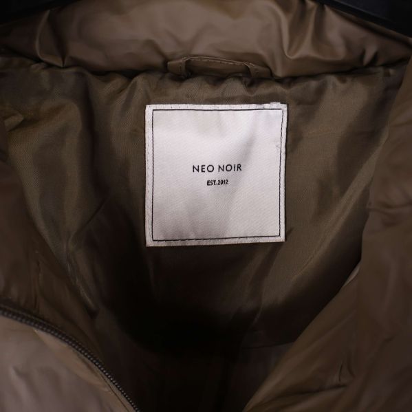 Framsida och detaljfickor pufferjacka