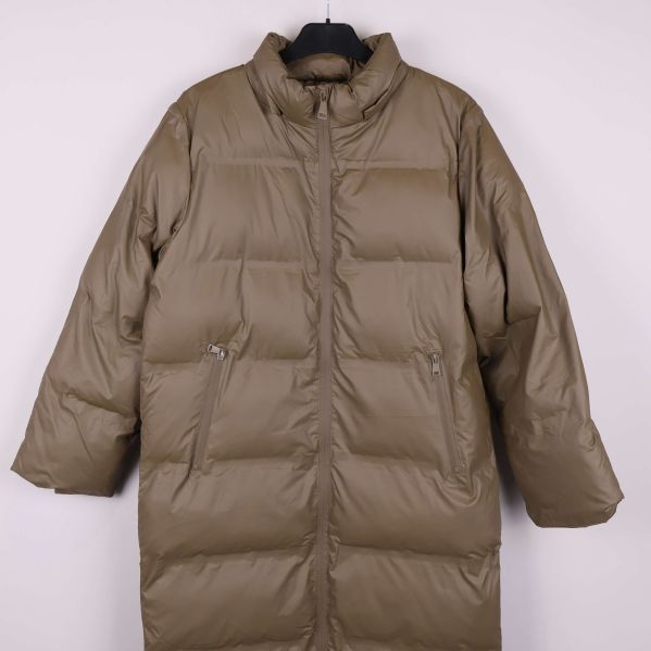 Nederkant på lång vadderad jacka