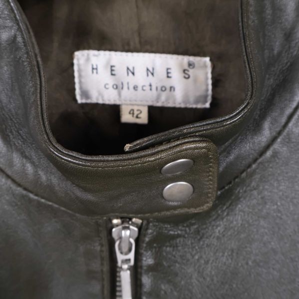 Storleksetikett och varumärke i kragen