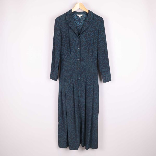 Helbild på djurmönstrad klänning