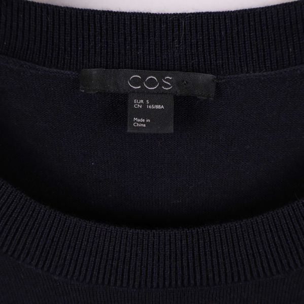 Baksida på klänning med kreativ fåll