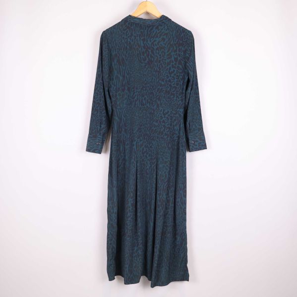 Baksida av klänning med mönster