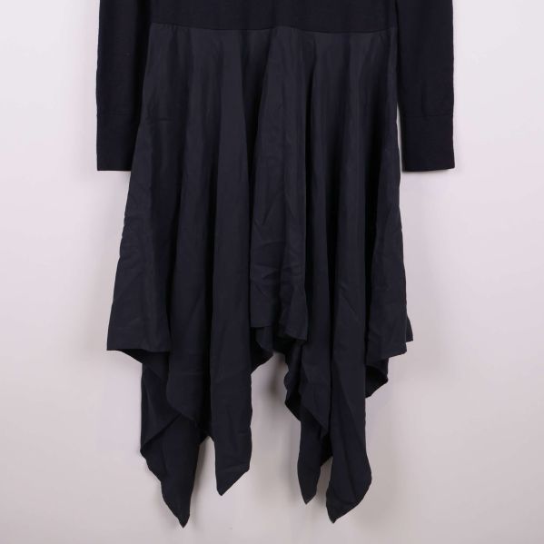 Närbild av klänningens överdel