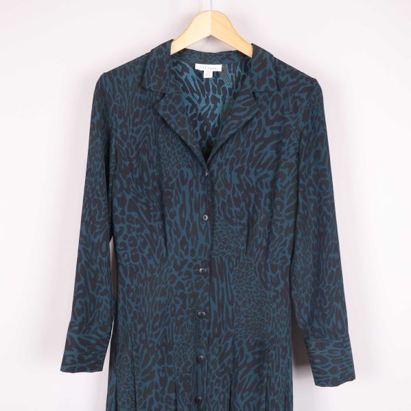 Knappslå och krage framtill