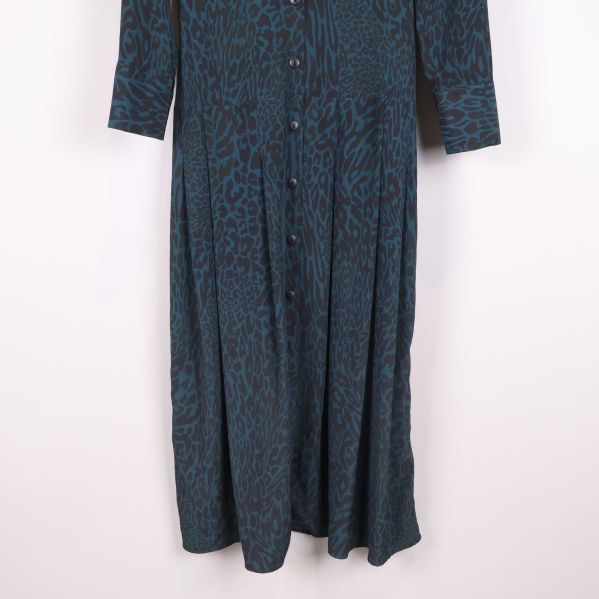 Klänningens nederdel och knappdetalj