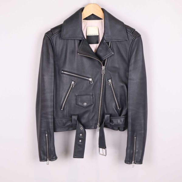 Framsida av skinnjacka med dragkedjor