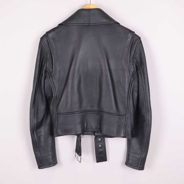 Baksida på skinnjacka