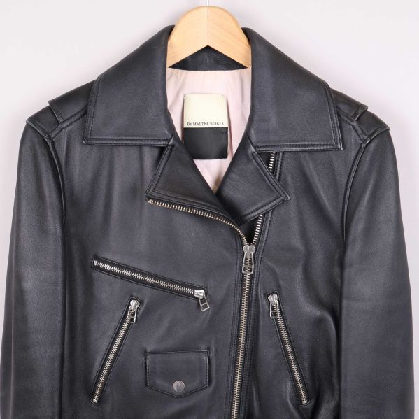 Detaljerade fickor och dragkedjor