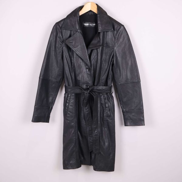 Framsida av svart skinnrock