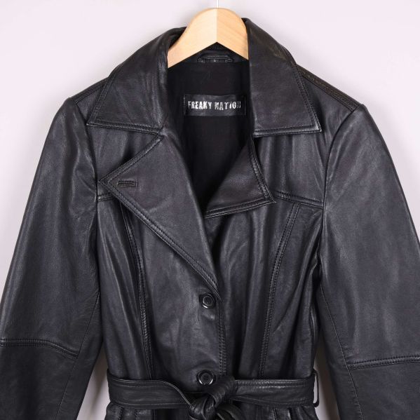 Detaljbild på krage och skärp