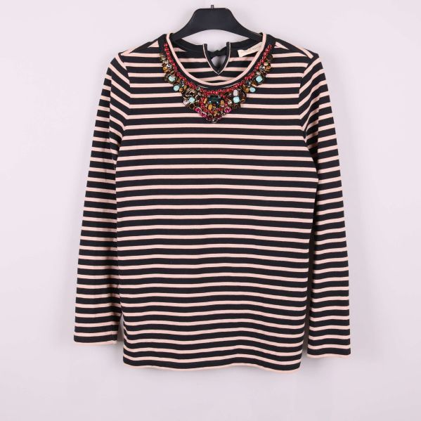 Framsida av randig långärmad topp med smyckad halsringning