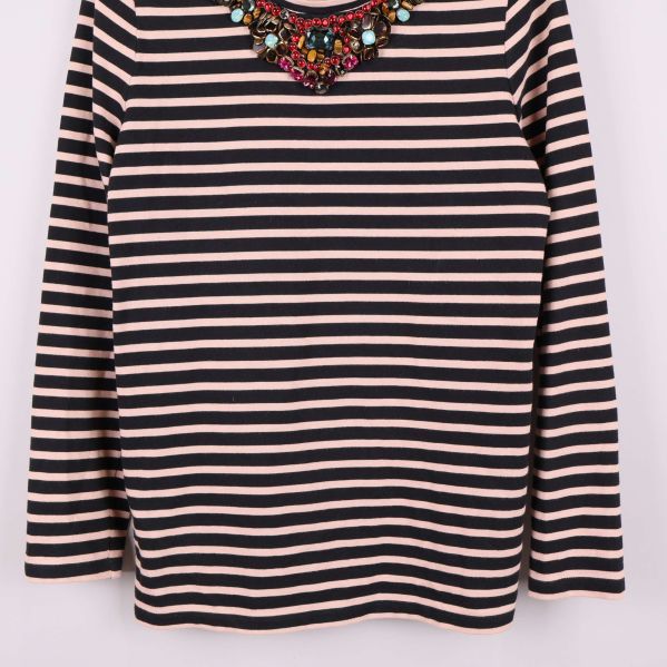 Nedre delen av randig långärmad topp framifrån