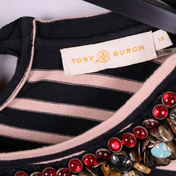 Närbild på Tory Burch etikett vid halsringningen