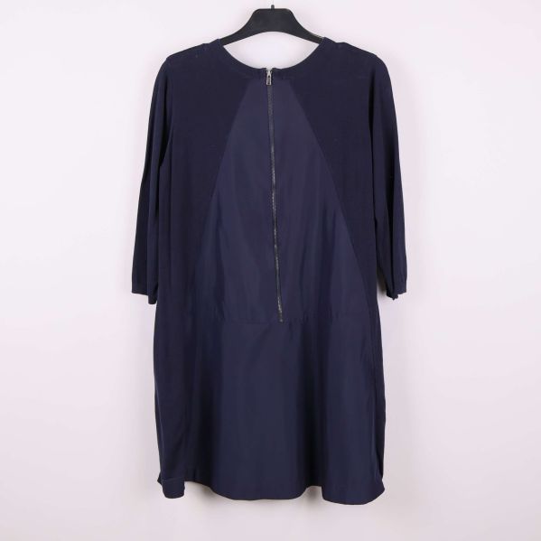 Framsida av klänning med trekvartsärm