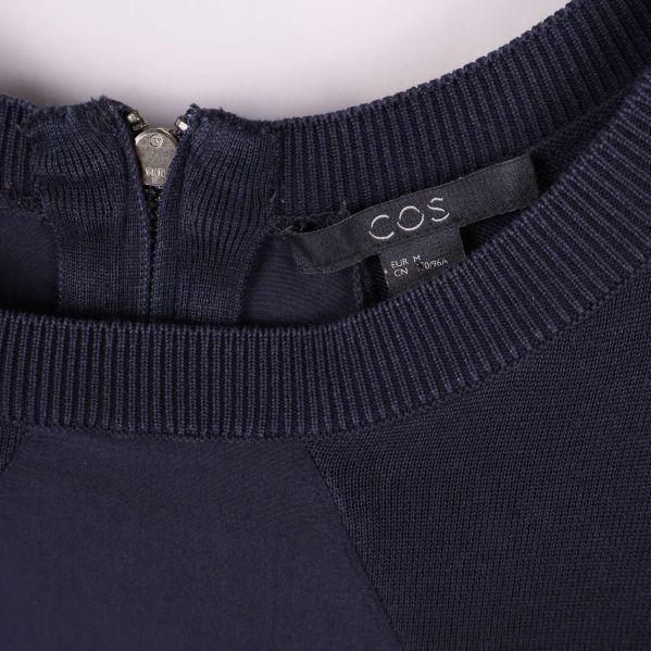 Detaljbild på halskant och märkning