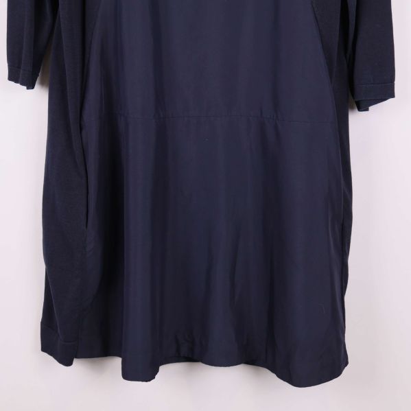 Slät nederdel på klänningen