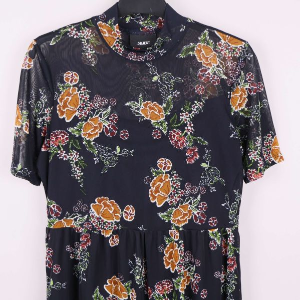 Baksida av blommig klänning