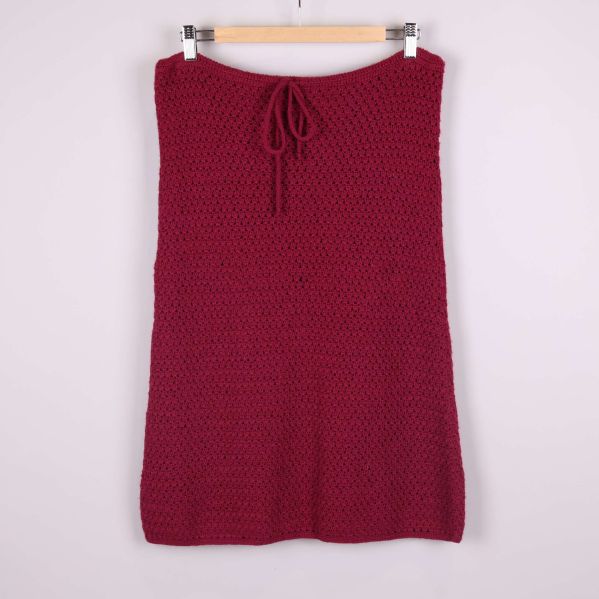 Stickad mörkröd kjol framtill med knytband upptill