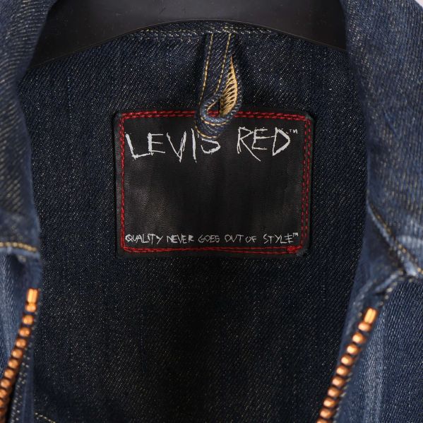 Levis Red etikett i nacken