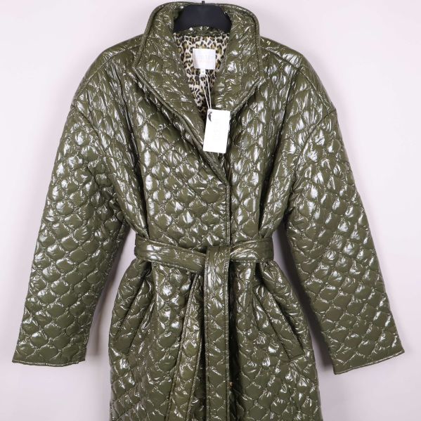 Krage och varumärkestagg i fokus