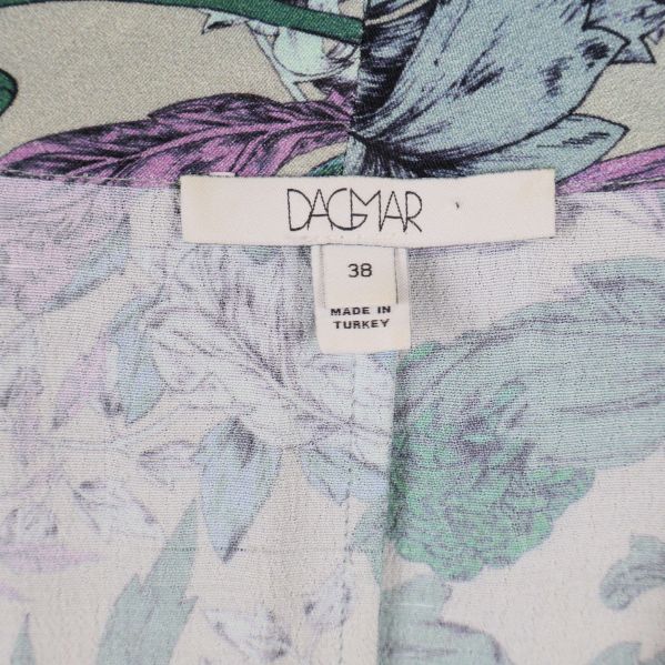 Bakre vy av blommig omlottblus