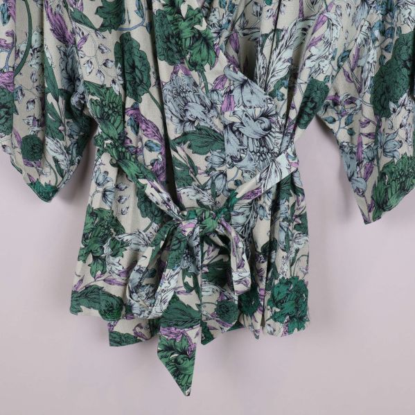 Detaljerat blommönster framtill