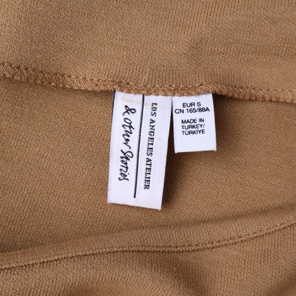 & Other Stories logotypetikett