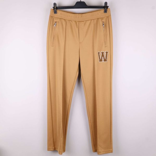 Framsidan med broderad W och fickor