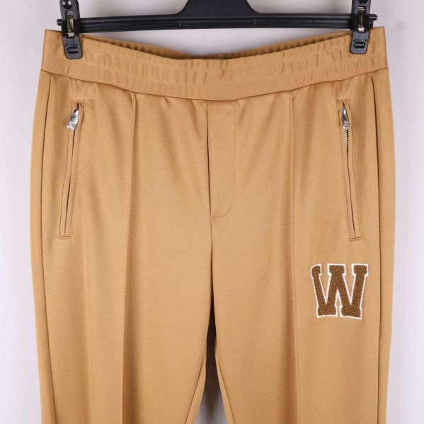 Detalj: resårlinning och dragkedjefickor