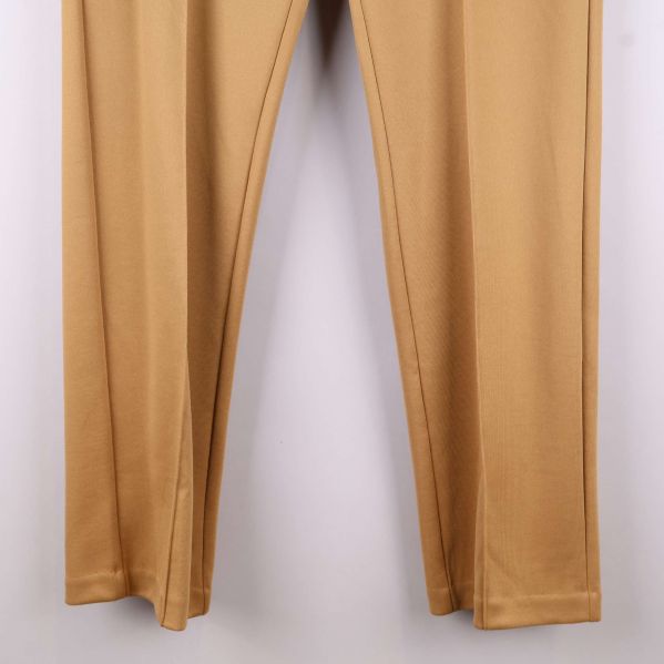 Detalj: nedre del av ben