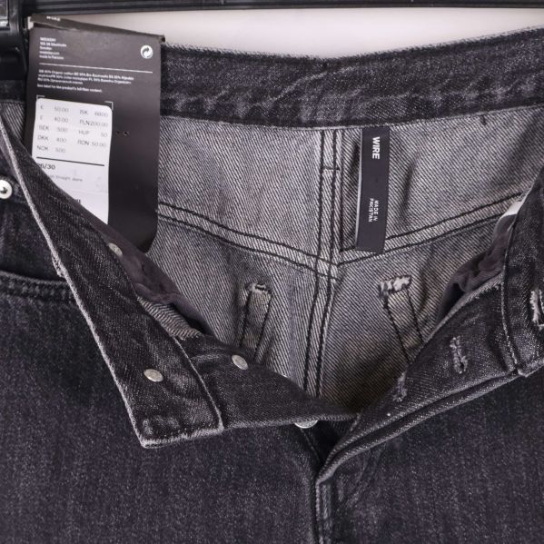 Insidan av jeansen med etiketter