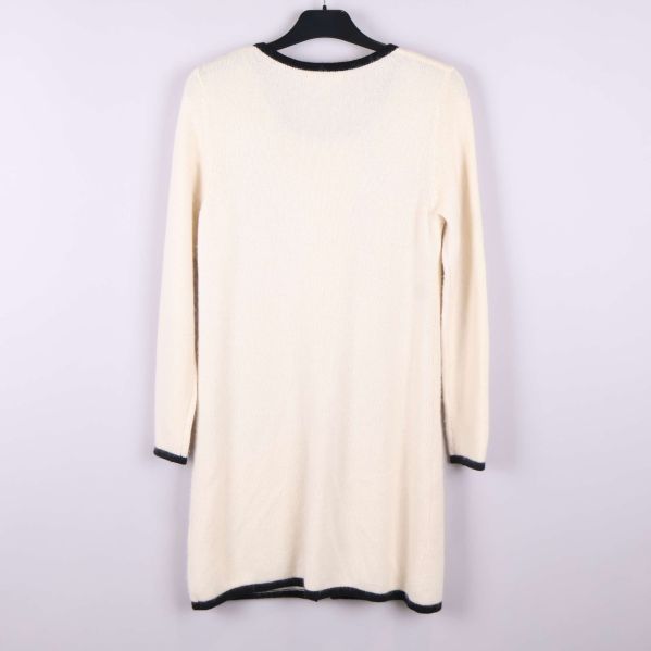 Baksida av kofta med kontrastkant