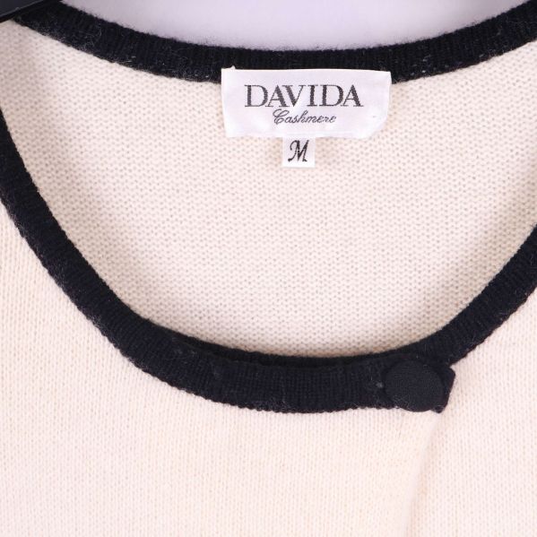 Detalj av halsringning och logotyp