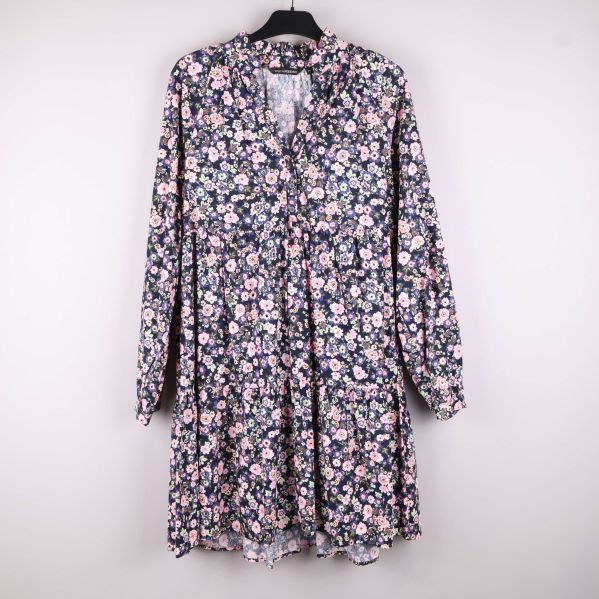 Framifrån blommig klänning