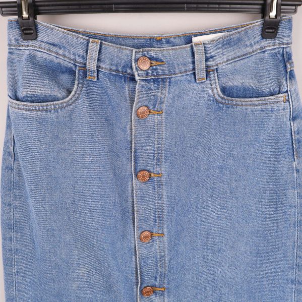 Knappar på jeanskjolens framsida