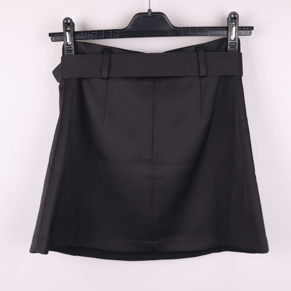 Svart kjol bakifrån