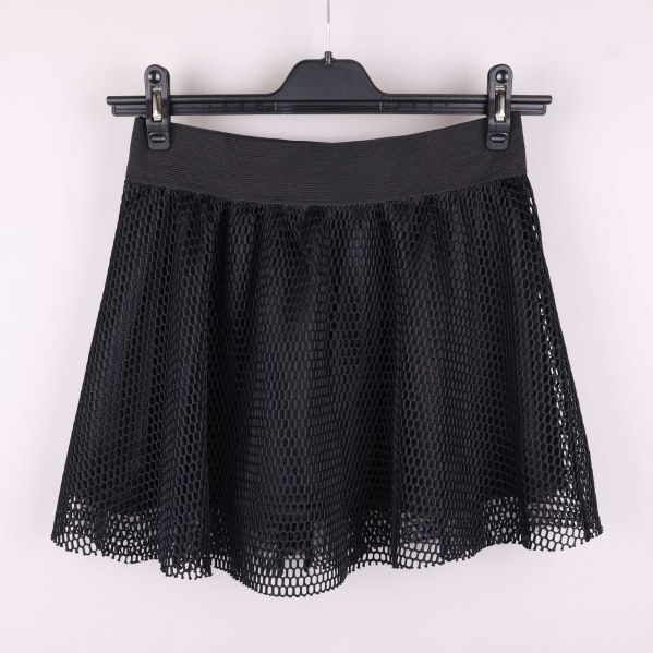 Nätstruktur på svart kjol