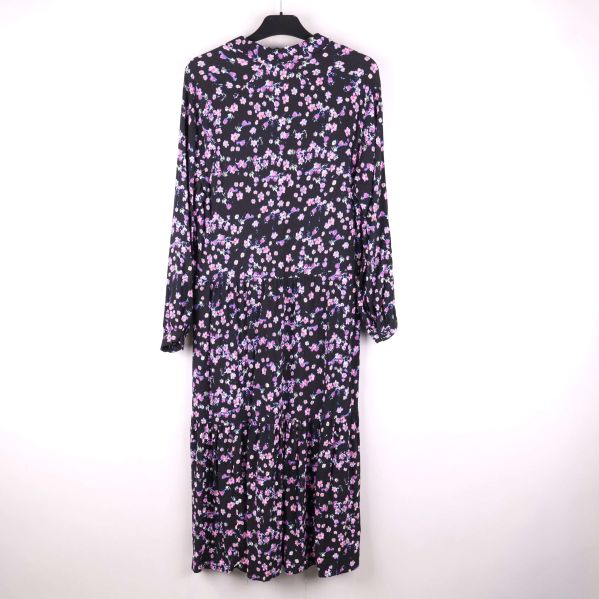 Baksidan av klänningen i helkroppsbild