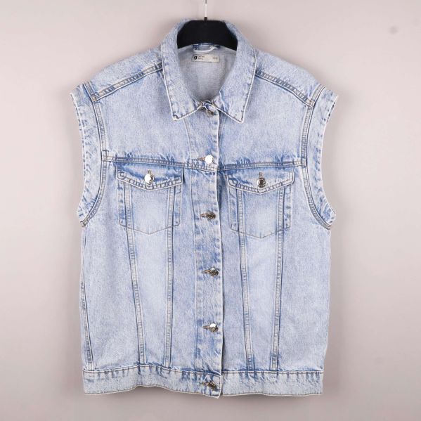 Framsida av denimväst