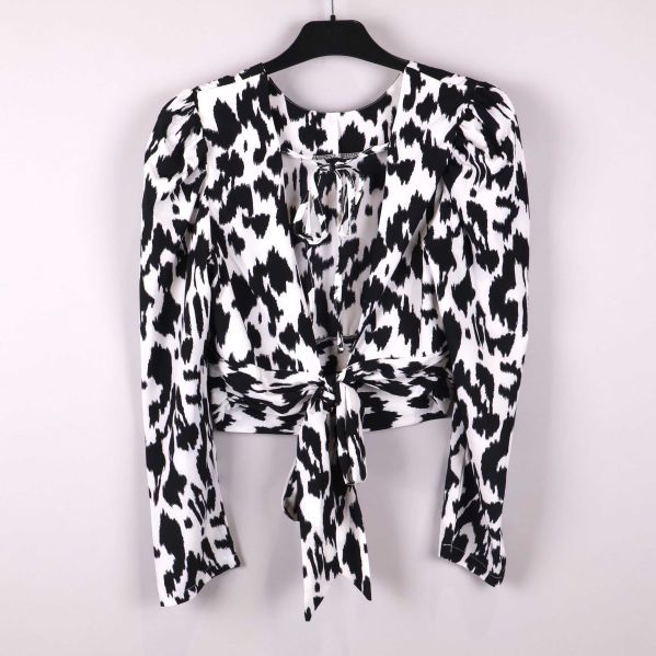 Framifrån med knytband