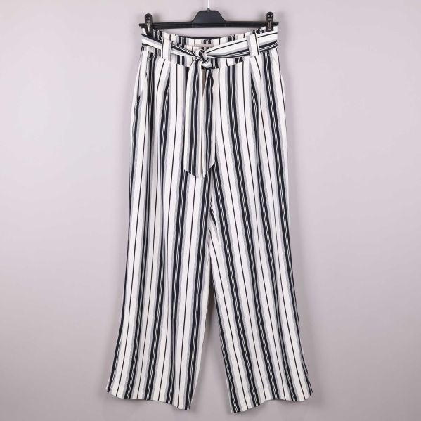 Randiga byxor med knytskärp