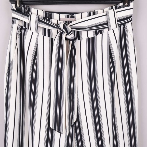 Ryggsida av randiga byxor