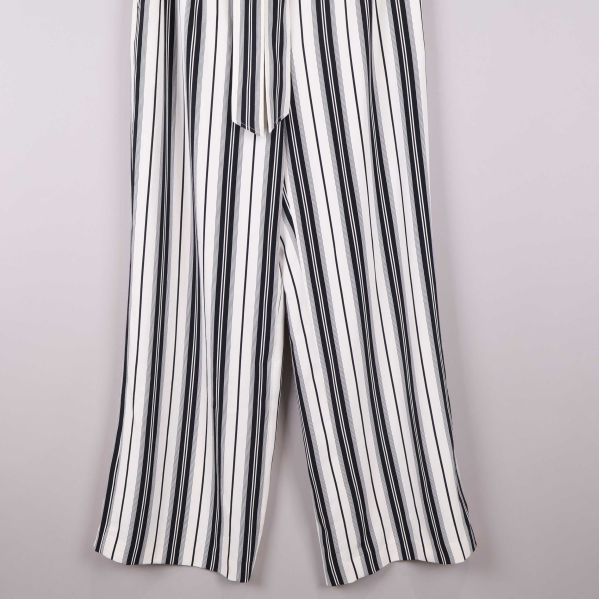 Detaljer av knytskärp och etikett