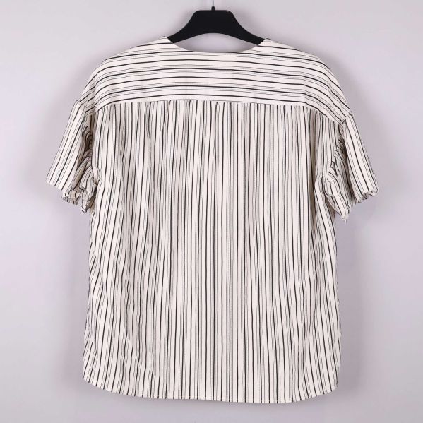 Bakifrån visar randigt mönster