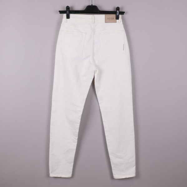 Vita jeans sett framifrån