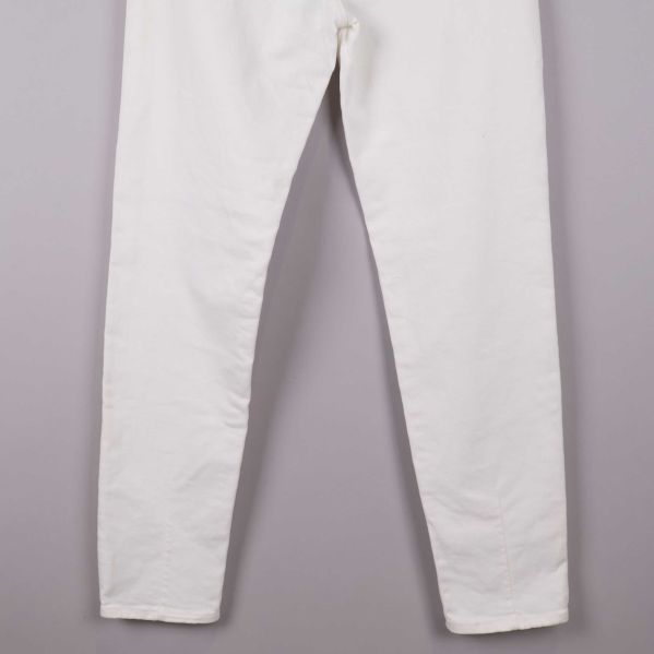 Jeans midja och knappdetalj