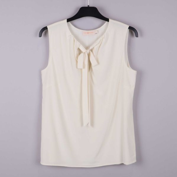 Vit blus med rosett fram