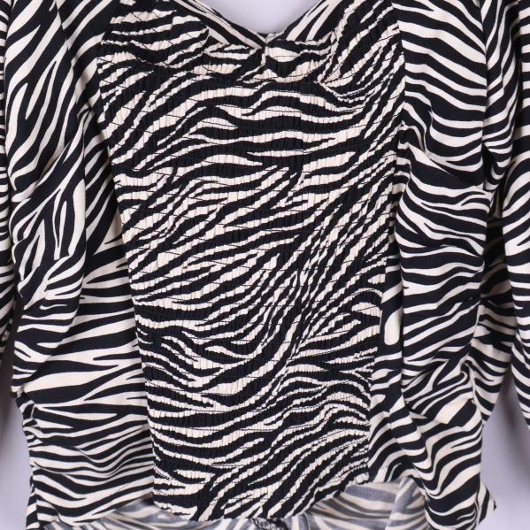 Blus bakifrån med mönster